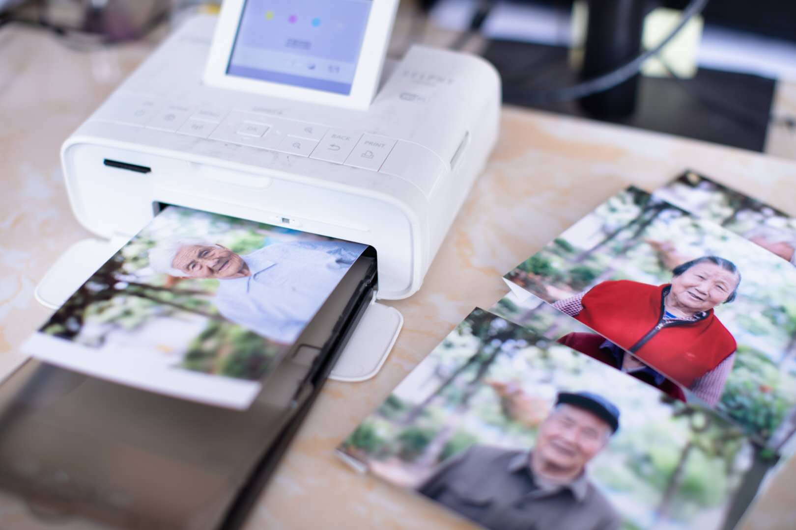 上海ga黄金甲实业有限公司给社区老人拍照